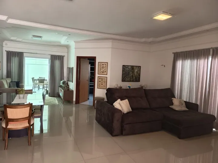 Casa térrea de 3 suítes no Jardim Karaíba