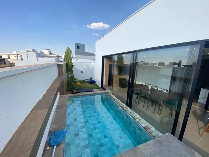 Casa de 4 suítes com spa e adega em condomínio fechado