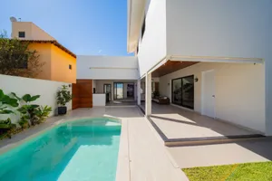 Sobrado de alto padrão com piscina aquecida e home cinema — miniatura 1
