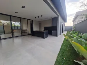 Casa de 3 suítes com varanda gourmet e piscina em condomínio fechado — miniatura 1