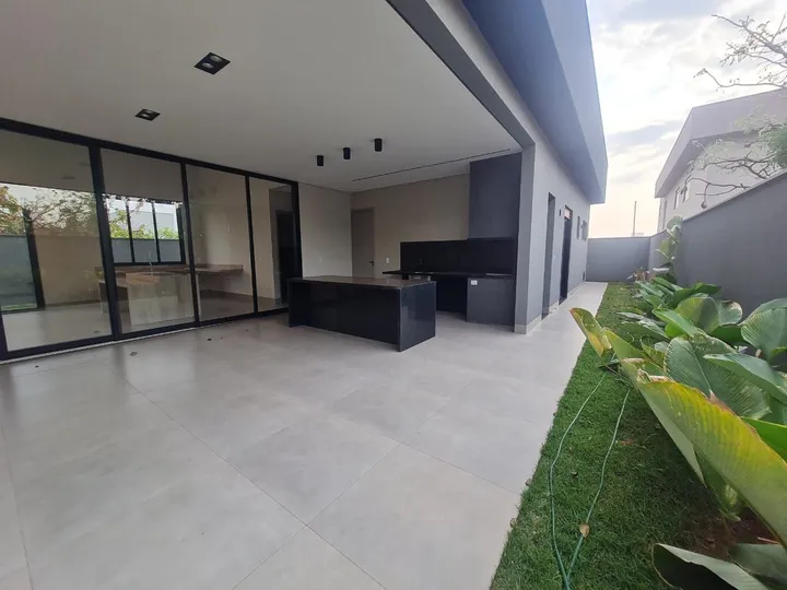 Casa de 3 suítes com varanda gourmet e piscina em condomínio fechado