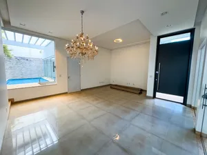 Casa térrea com piscina e lazer completo em condomínio fechado — miniatura 1