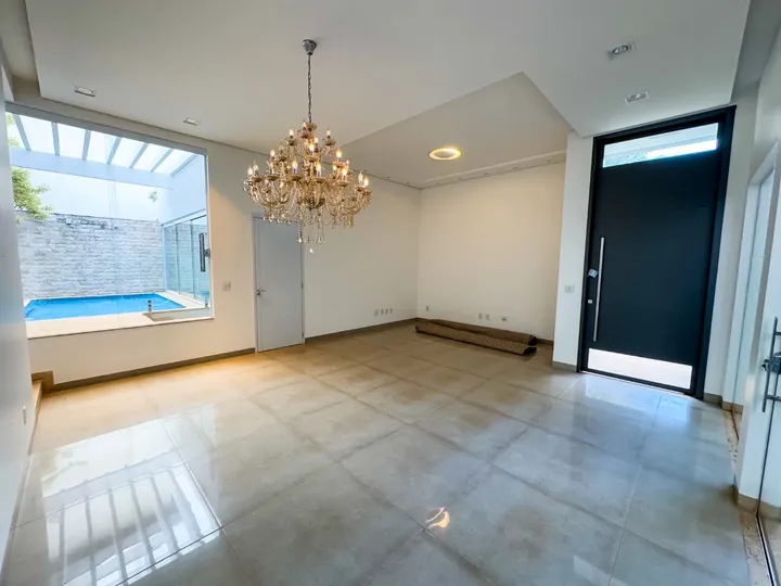 Casa térrea com piscina e lazer completo em condomínio fechado
