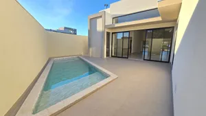 Casa térrea de 4 suítes com piscina aquecida em condomínio fechado — miniatura 1