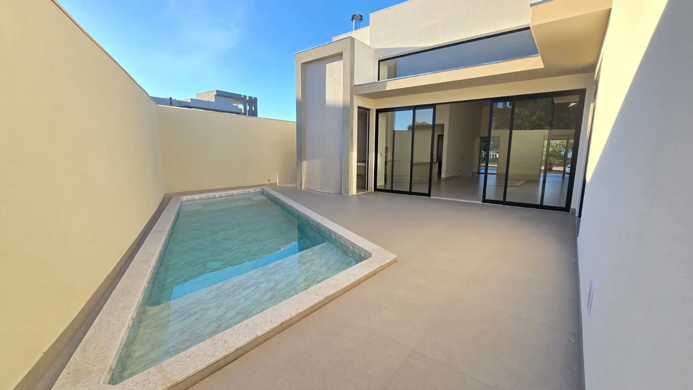 Casa térrea de 4 suítes com piscina aquecida em condomínio fechado — foto 1