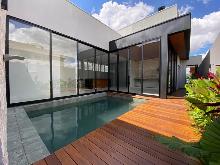 Casa automatizada de 3 suítes com piscina aquecida em condomínio fechado