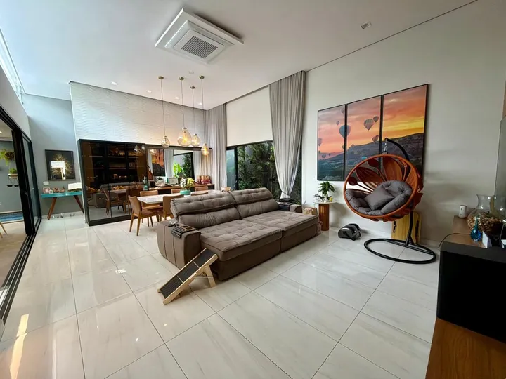 Casa mobiliada de arquitetura contemporânea com piscina e solarium