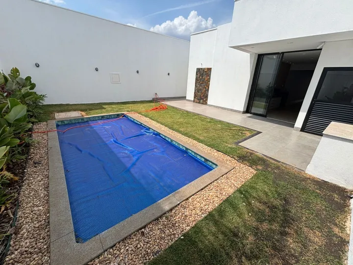 Casa nova de 3 suítes no Cidade Jardim