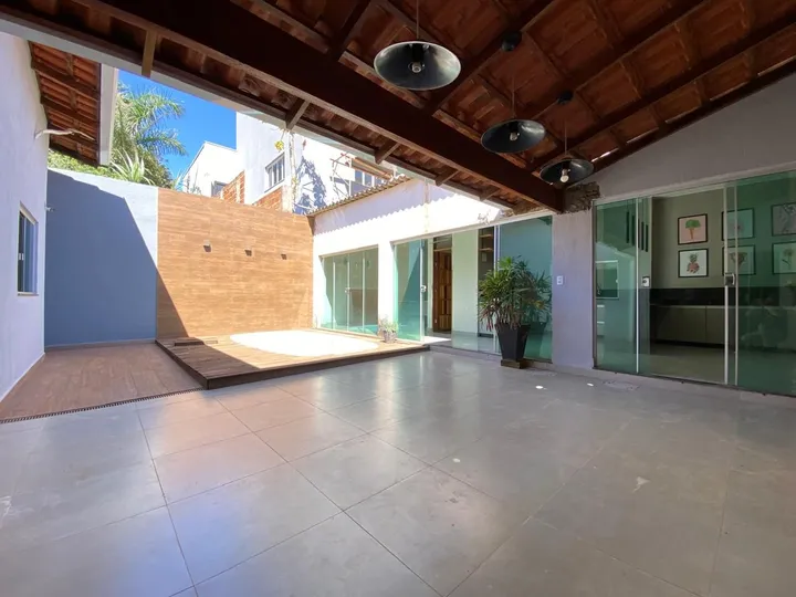 Casa térrea de 3 quartos com piscina no Nova Uberlândia