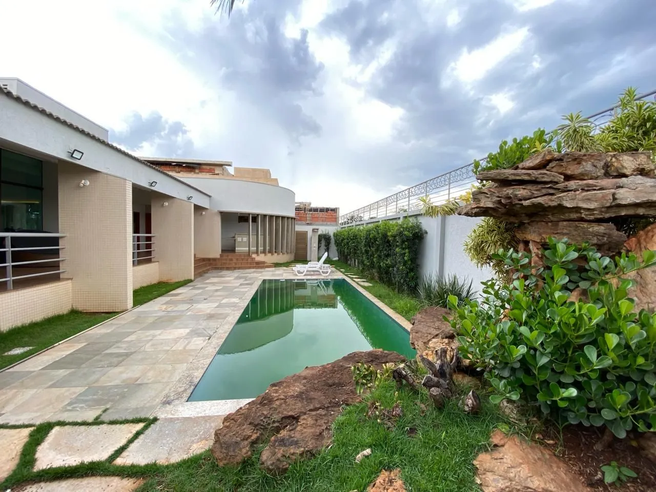 Sobrado de 3 suítes com piscina no Jardim Karaíba — foto 1