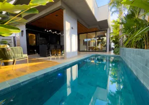 Casa térrea contemporânea com piscina em condomínio fechado — miniatura 1