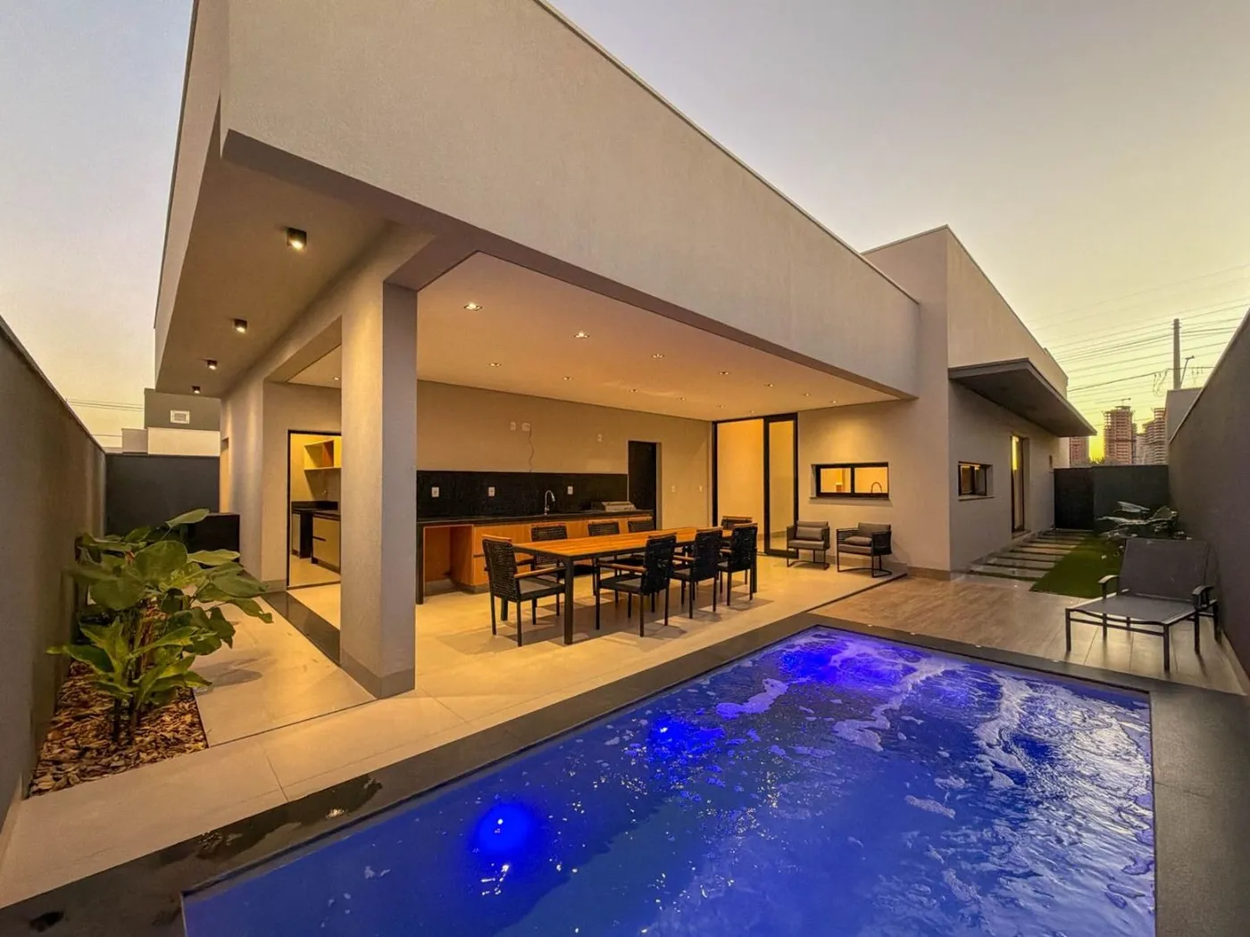 Casa nova com piscina em condomínio fechado — foto 1