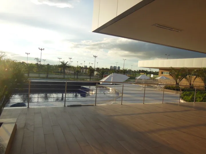 Lote de esquina em condomínio de alto padrão, próximo ao lago
