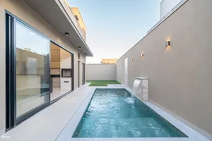 Casa térrea de 3 suítes com piscina e cascata em condomínio fechado — miniatura 1