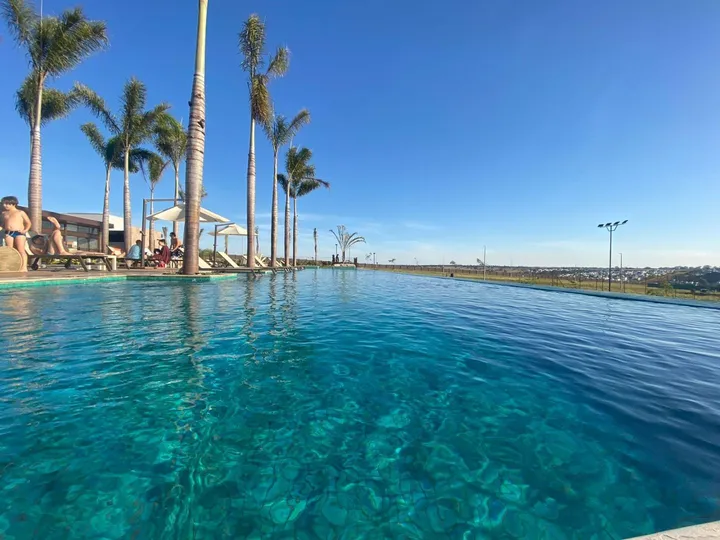 Lote em condomínio de alto padrão, próximo à portaria e à área de lazer