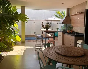Casa de 3 suítes com piscina e espaço gourmet em condomínio fechado — miniatura 1