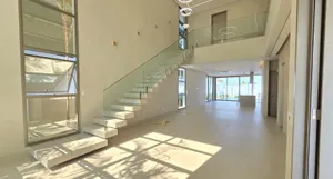 Casa de 3 suítes com piscina aquecida e elevador em condomínio fechado — miniatura 2