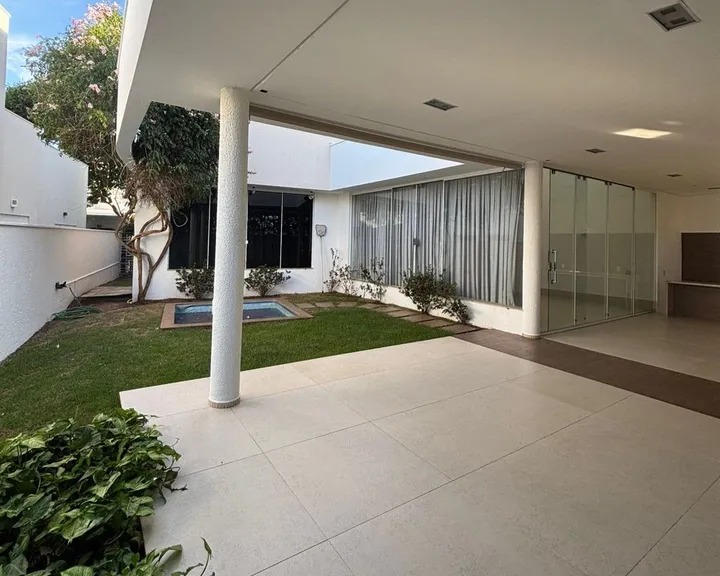 Sobrado de 4 suítes com home cinema e spa privativo em condomínio de alto padrão