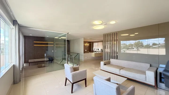 Casa de 4 suítes com home cine e piscina aquecida em condomínio fechado