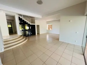 Sobrado de esquina com piscina e ofurô, 6 vagas, em condomínio de alto padrão — miniatura 2