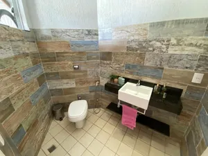 Casa de 3 suítes com piscina e spa em condomínio fechado — miniatura 11