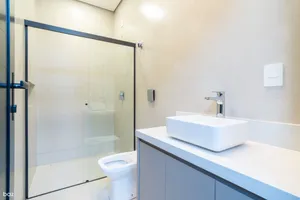 Casa térrea de 3 suítes com piscina e cascata em condomínio fechado — miniatura 11
