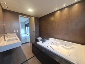 Casa de 3 suítes com varanda gourmet e piscina em condomínio fechado — miniatura 11