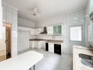 Casa térrea com piscina e lazer completo em condomínio fechado — miniatura 13