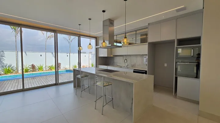 Casa de 3 suítes com piscina aquecida e elevador em condomínio fechado