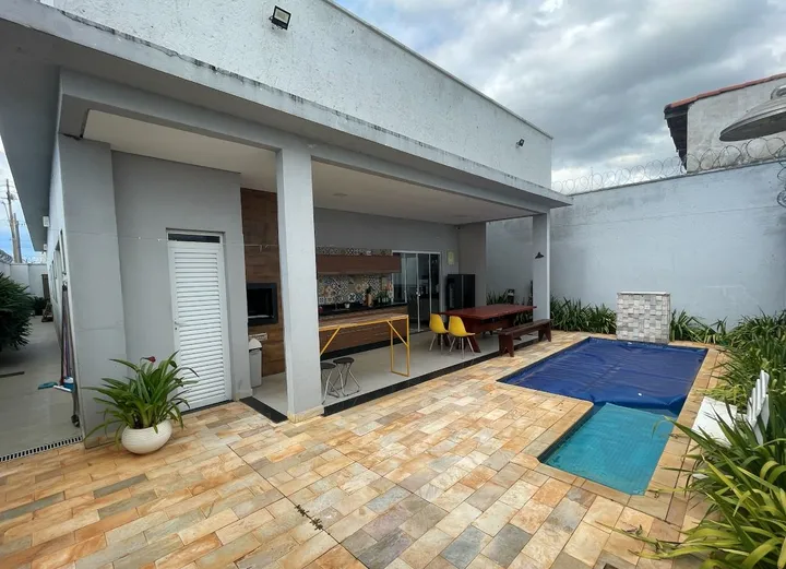 Casa térrea de 3 suítes com piscina no Jardim Sul
