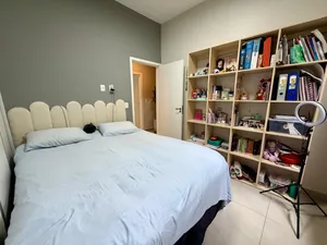 Casa mobiliada de arquitetura contemporânea com piscina e solarium — miniatura 15