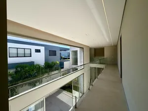 Casa de arquitetura contemporânea com piscina e spa em condomínio fechado — miniatura 16