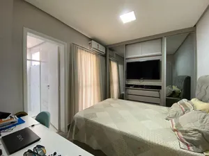 Casa térrea com mezanino, piscina aquecida e 4 suítes em condomínio de alto padrão — miniatura 16