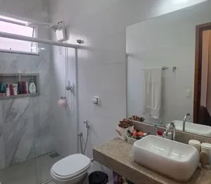Casa térrea com fachada imponente em condomínio fechado — miniatura 16