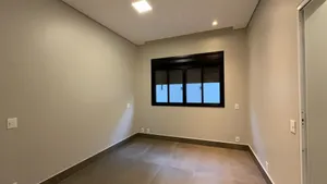 Casa de esquina com piscina aquecida e energia fotovoltaica em condomínio de alto padrão — miniatura 17