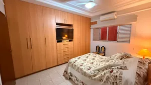 Casa térrea de 3 suítes com piscina e espaço gourmet em condomínio fechado — miniatura 17