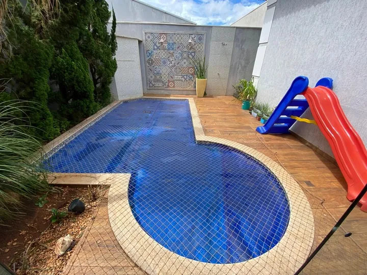 Casa de 3 suítes com piscina e spa em condomínio fechado