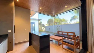 Casa de esquina com piscina aquecida e energia fotovoltaica em condomínio de alto padrão — miniatura 1