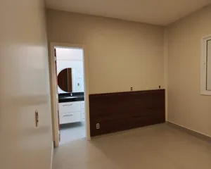 Casa nova de 4 quartos com jardim amplo em condomínio fechado — miniatura 18