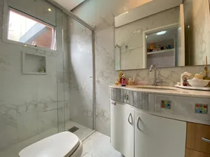 Casa térrea com mezanino, piscina aquecida e 4 suítes em condomínio de alto padrão — miniatura 19