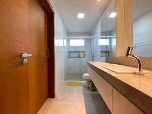 Casa térrea com home office e cozinha gourmet em condomínio de alto padrão — miniatura 19