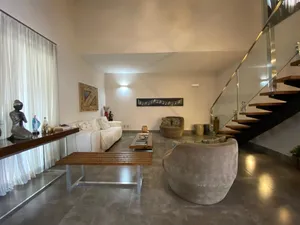 Casa térrea com mezanino, piscina aquecida e 4 suítes em condomínio de alto padrão — miniatura 3