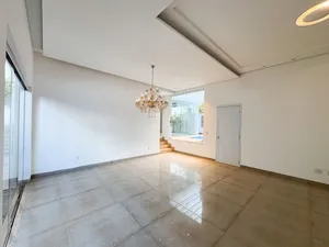 Casa térrea com piscina e lazer completo em condomínio fechado — miniatura 2