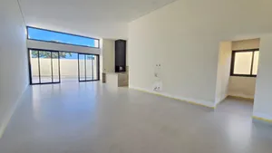 Casa térrea de 4 suítes com piscina aquecida em condomínio fechado — miniatura 2