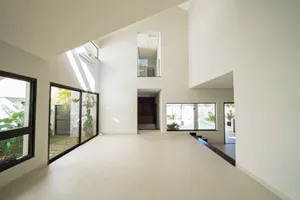 Sobrado de alto padrão com piscina aquecida e home cinema — miniatura 2