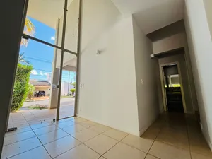 Sobrado de esquina com piscina e ofurô, 6 vagas, em condomínio de alto padrão — miniatura 3