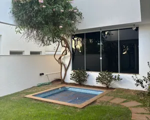 Sobrado de 4 suítes com home cinema e spa privativo em condomínio de alto padrão — miniatura 2