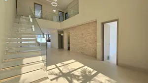 Casa de 3 suítes com piscina aquecida e elevador em condomínio fechado — miniatura 3