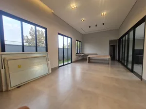 Casa de 3 suítes com varanda gourmet e piscina em condomínio fechado — miniatura 2