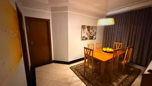 Casa térrea de 3 suítes com piscina e espaço gourmet em condomínio fechado — miniatura 3